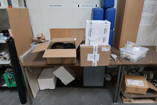 2 stk. borde med div. Filtre, armatur m.m.