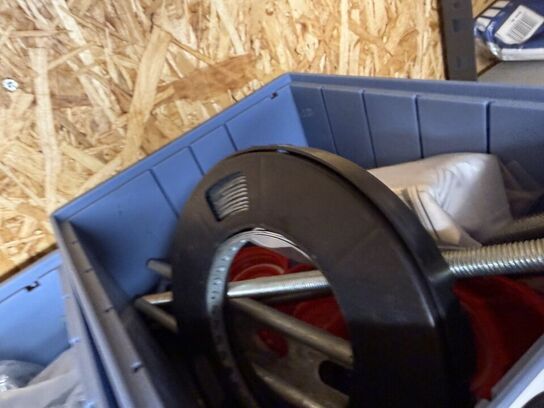 Stålreol med bolte, møtrikker m.m.