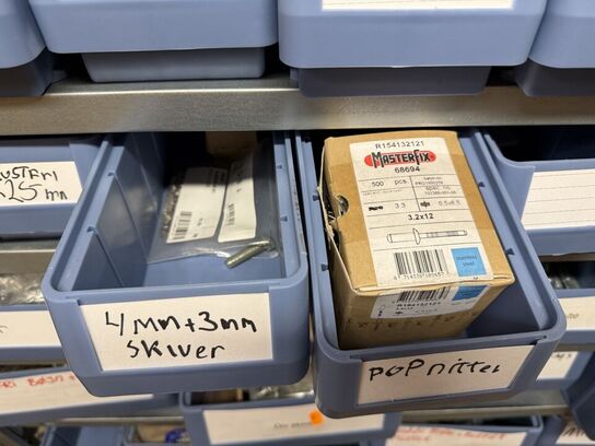 Stålreol med bolte, møtrikker m.m.