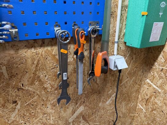 Værktøjsvæg med diverse værktøj, bor m.m.