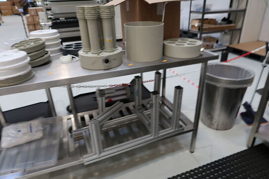 Rustfri stålbord uden indhold