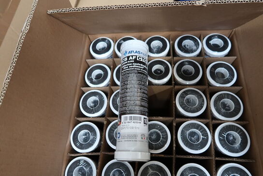 2 stk. borde med div. Filtre, armatur m.m.