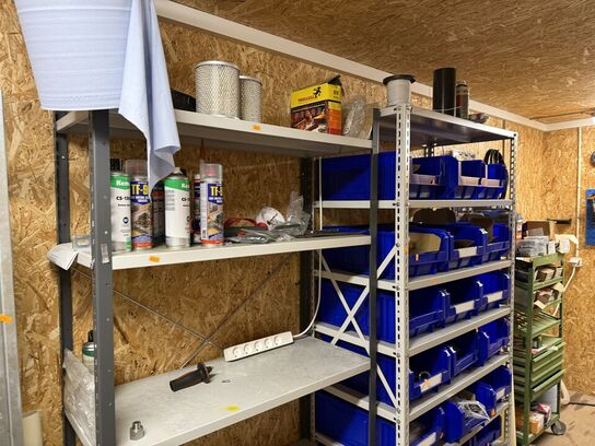 2 stk. stålreoler med diverse reservedele, skruer m.m.