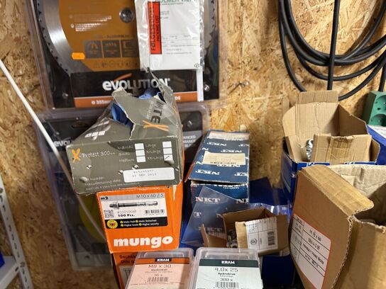 Stålreol med diverse skruer, søm m.m.