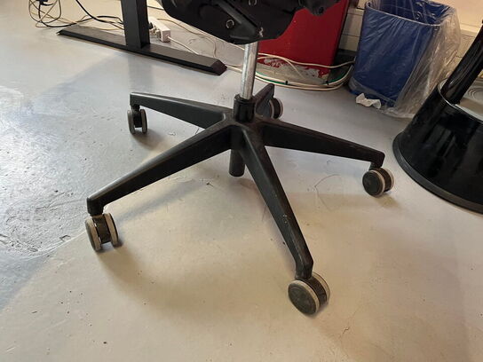 EL-hæve/sænke skrivebord m. stol, PC, 2 stk. monitor