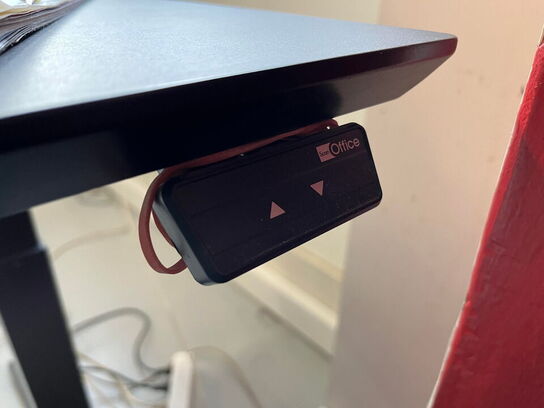 EL-hæve/sænke skrivebord m. stol, PC, 2 stk. monitor