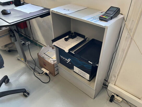 EL-hæve/sænke skrivebord m. stol, PC, 2 stk. monitor og reol