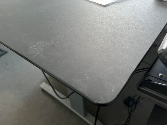 2 stk. eL-hæve/sænke skrivebord, stol og 2 stk. monitor