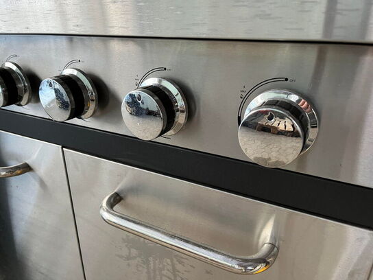 Stor gasgrill med gasflaske