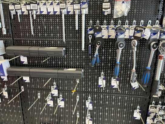 Fastnøgler og værktøj