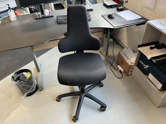 EL-hæve/sænke skrivebord m. stol, PC, 2 stk. monitor og reol