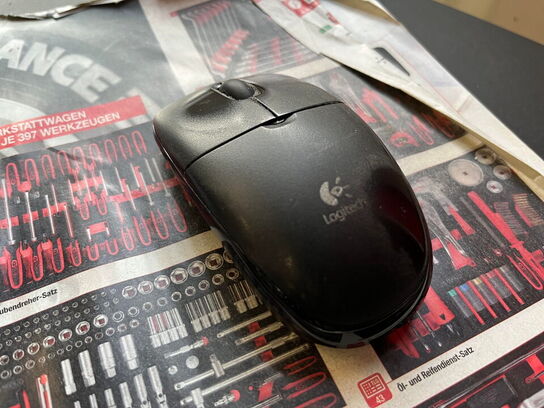 EL-hæve/sænke skrivebord m. stol, PC, 2 stk. monitor