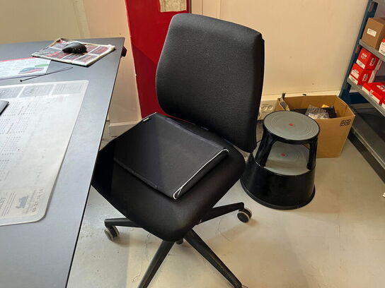 EL-hæve/sænke skrivebord m. stol, PC, 2 stk. monitor