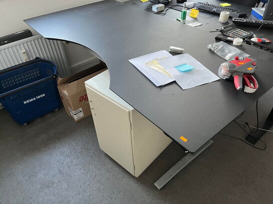 2 stk. eL-hæve/sænke skrivebord, stol og 2 stk. monitor