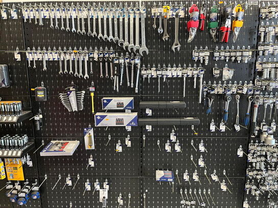 Fastnøgler og værktøj