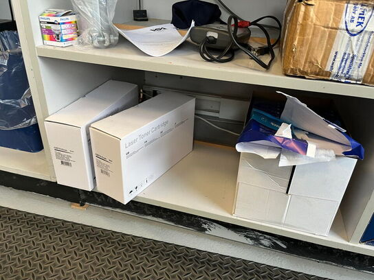 Desk med kasseapperat, PC og monitor