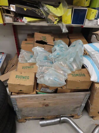 Tøm rummet, returvare, pakkerum m.m.