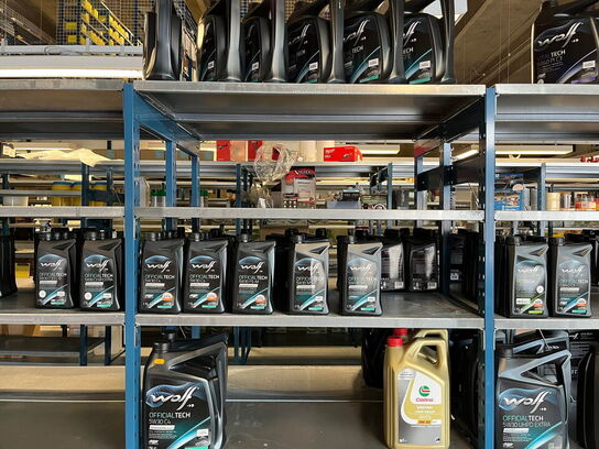 Stort sortiment af motorolie