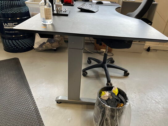 EL-hæve/sænke skrivebord m. stol, PC, 2 stk. monitor og reol