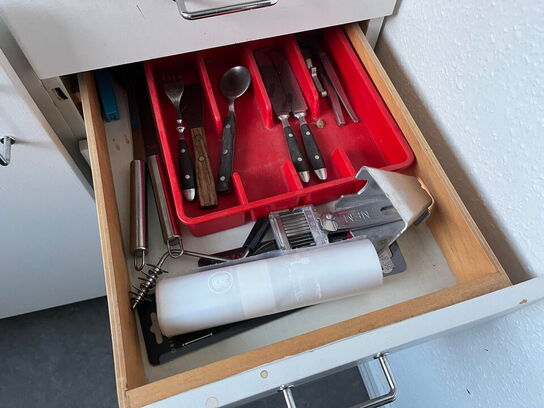 Indholdet i køkkenskabene