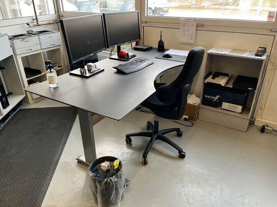 EL-hæve/sænke skrivebord m. stol, PC, 2 stk. monitor og reol