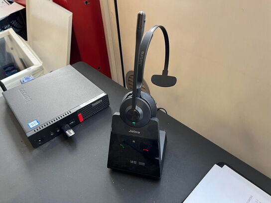 EL-hæve/sænke skrivebord m. stol, PC, 2 stk. monitor og reol