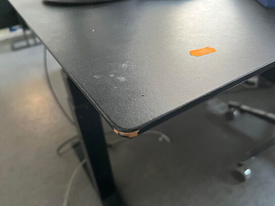 2 stk. eL-hæve/sænke skrivebord, stol og 2 stk. monitor