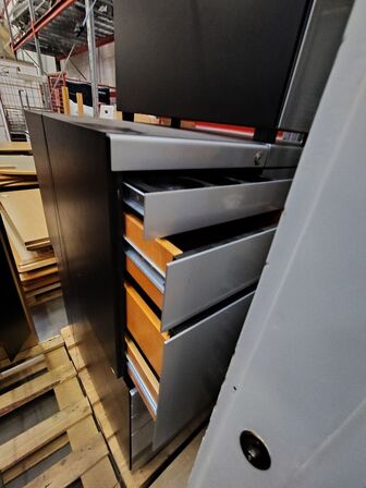 7 skuffemoduler Med tre skuffer.