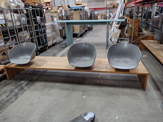 Bænk med tre sæder. 