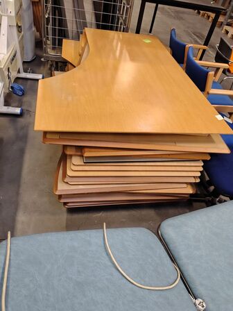 Palle med bordplader. 