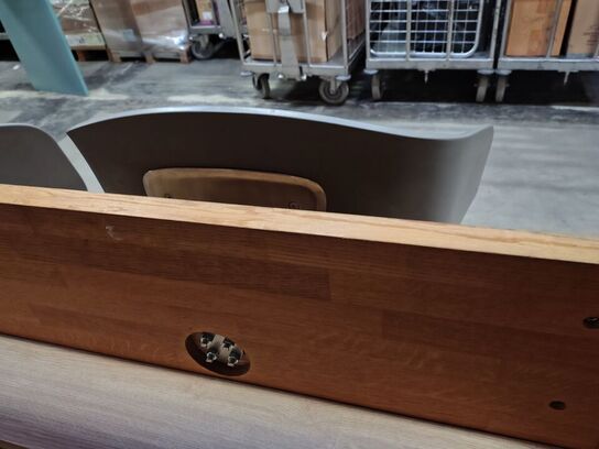 Bænk med tre sæder. 