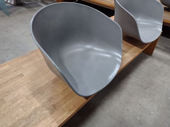 Bænk med tre sæder. 