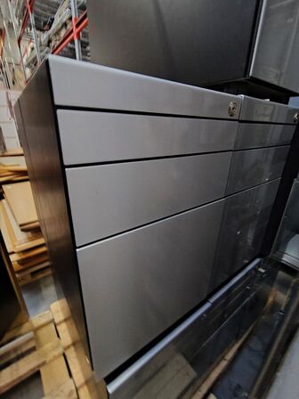 7 skuffemoduler Med tre skuffer.