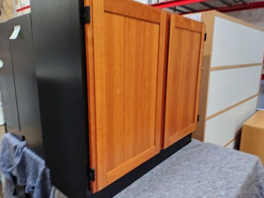 4 kontorskabe Med to låger. 