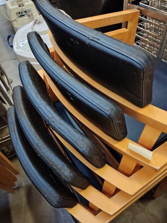 10 stole MAGNUS OLESEN