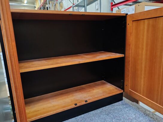 4 kontorskabe Med to låger. 