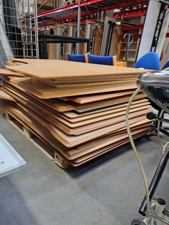 Palle med bordplader. 