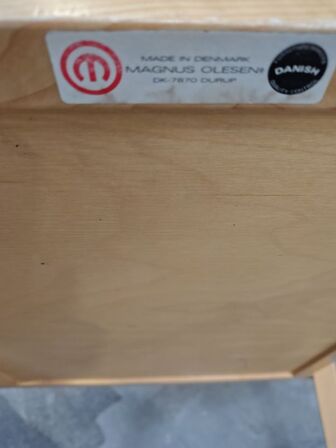 10 stole MAGNUS OLESEN