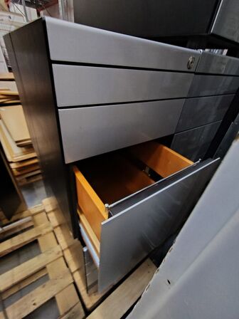 7 skuffemoduler Med tre skuffer.