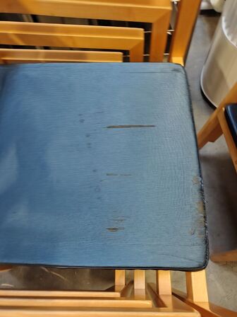 10 stole MAGNUS OLESEN