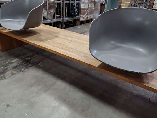 Bænk med tre sæder. 