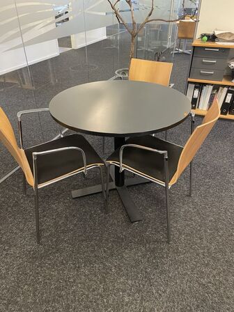 Rundt bord m. 3 stole