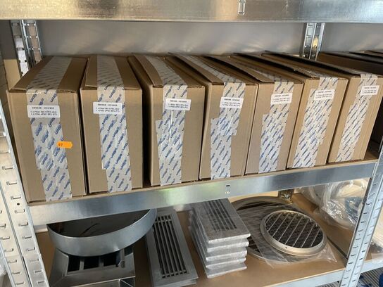 Reol med filtre og riste