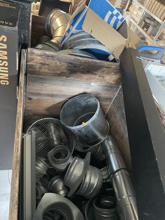 To pallerammer m. ventilationsudstyr