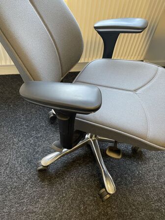 Kontorstol med armlæn KINNARPS