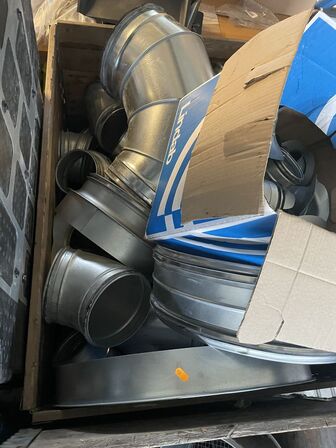 To pallerammer m. ventilationsudstyr