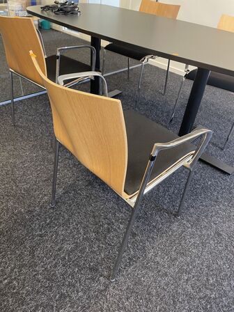 Konfrerncebord med fire stole