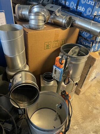 Stort parti ventilationsudstyr