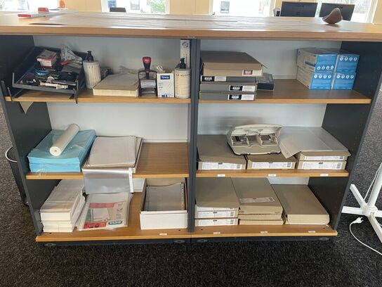 Skranke med kontorartikler