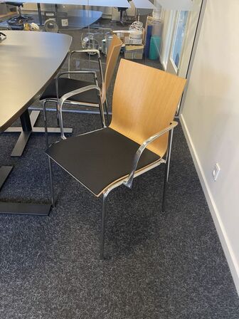 Konfrerncebord med fire stole